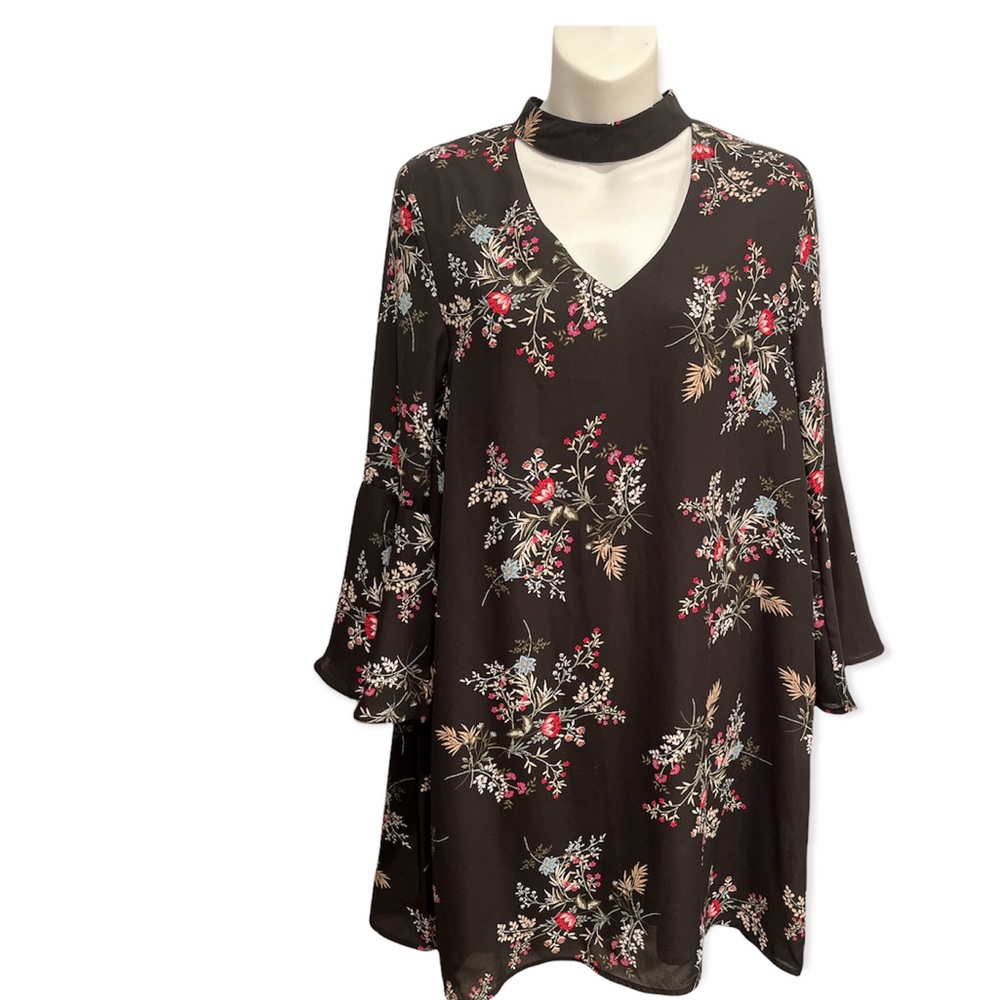 Francesca’s Miami Shift Dress with bell sleeves  size small